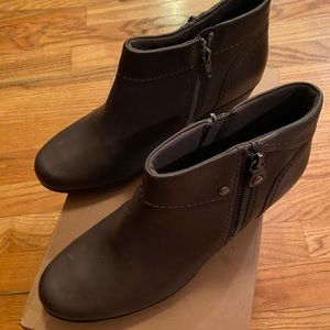Clarks 10W gray booties